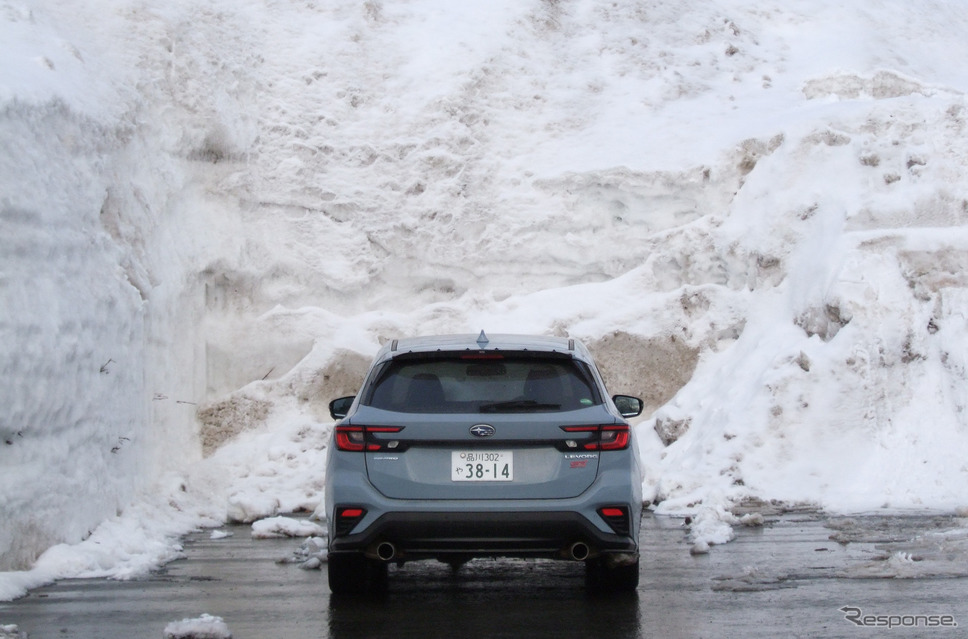 スバル レヴォーグ 1.8 STIスポーツのテール。除雪でできた雪壁のようだが、この雪の下には国道458号線の冬季通行止め区間が。《写真撮影 井元康一郎》
