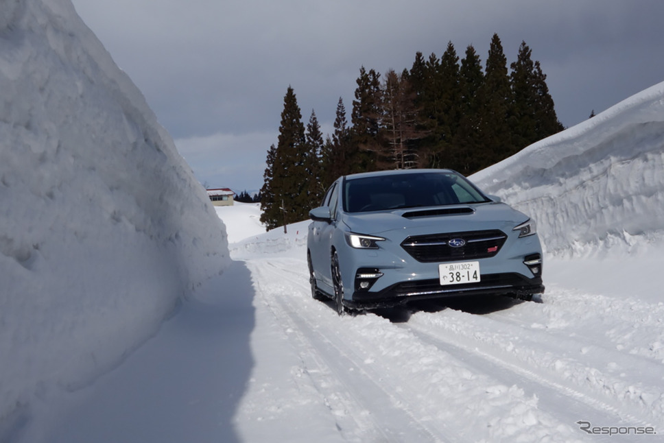 若干の深雪路。さすがに空転が多くなるが、クルマが横方向に振られることはほとんどなかった。本来ならもっと厳しい道路で試したいところである。《写真撮影 井元康一郎》