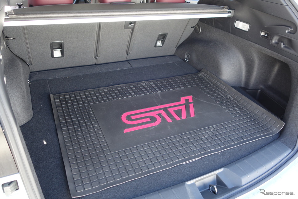 通常状態の荷室容量は561リットル。《写真撮影 井元康一郎》