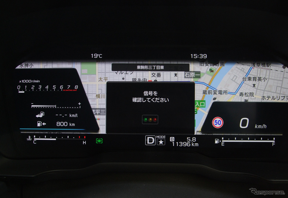 メーターパネルは指針式、アイサイトXモード、カーナビ等々、プレミアムセグメントのモデル並みに多彩な表示切替が可能。写真のように信号のアラートも出る。《写真撮影 井元康一郎》