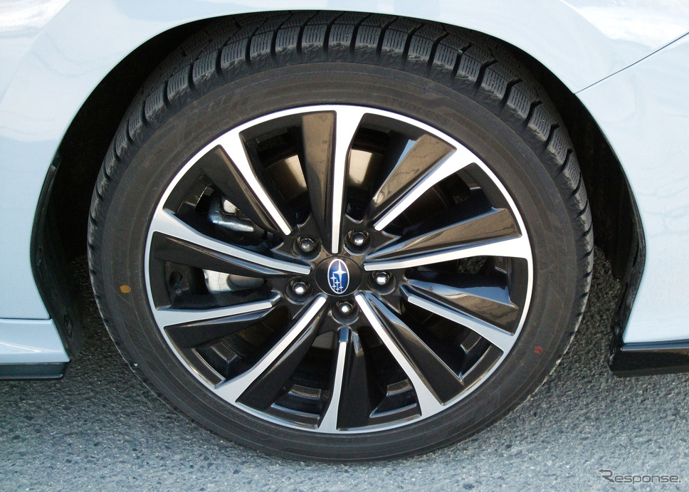 装着タイヤは235/40R18サイズのブリヂストン「ブリザックVRX3」スタッドレス。氷上のみならずドライグリップ、静粛性まで素晴らしい性能。お高いだけのことはあるという感じだった。《写真撮影 井元康一郎》