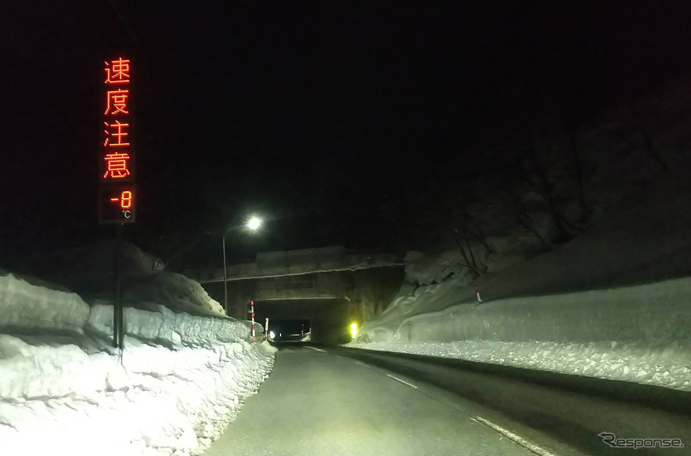 山形・米沢から福島・喜多方へ抜ける国道121号線にて。全線アイスバーンコンディションだった。《写真撮影 井元康一郎》