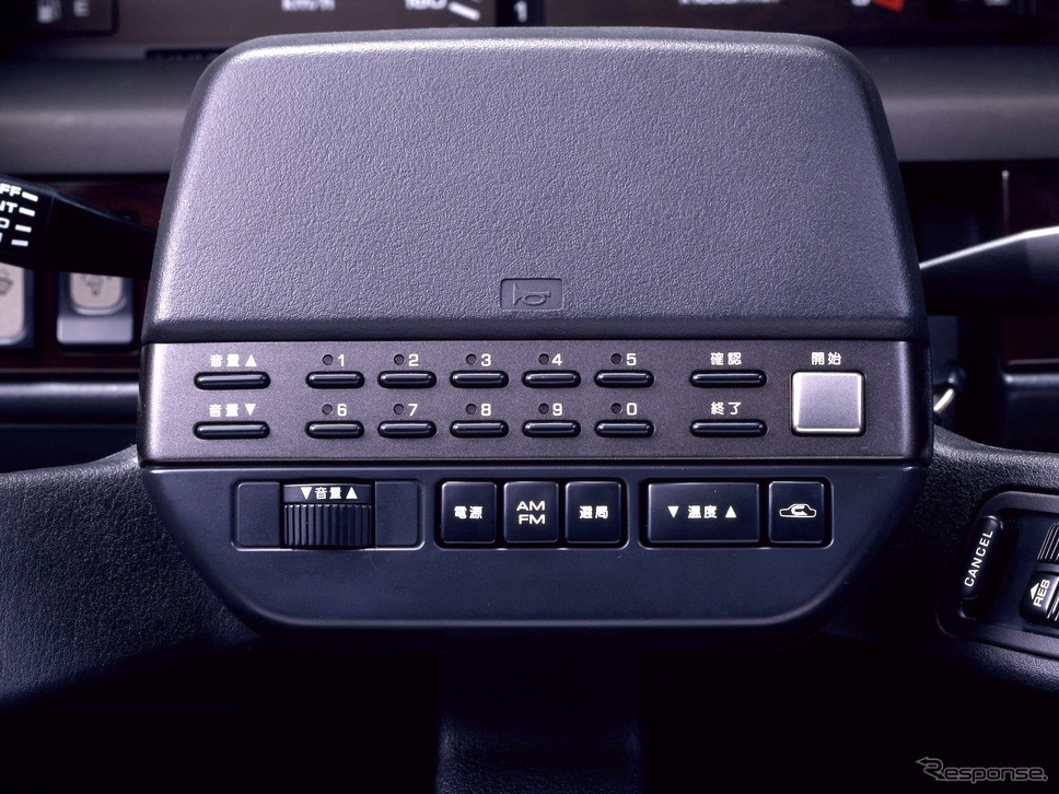 日産シーマ初代：ステアリングホイールのハンズフリーフォン操作ボタン《写真提供 日産自動車》