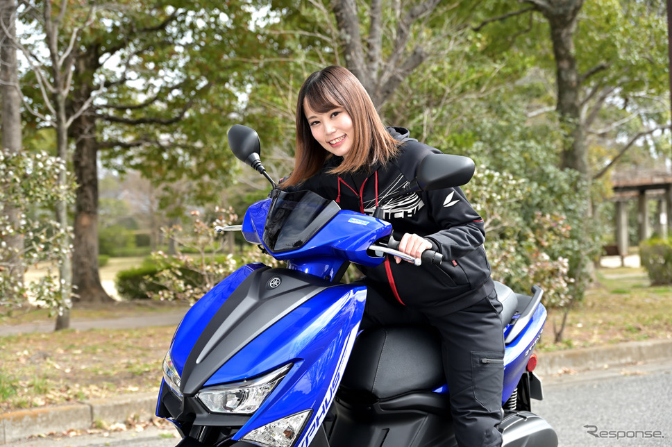 ヤマハ シグナスグリファスと小鳥遊レイラさん《写真撮影 雪岡直樹》