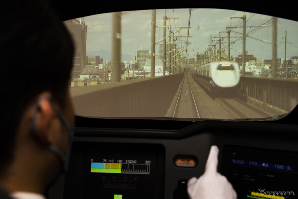 E5系新幹線シミュレータの運転台。こちらも展望映像は実写で、信号保安装置のDS-ATCや各種機器などがリアルに再現されている。《写真提供 JR東日本ホテルズ》
