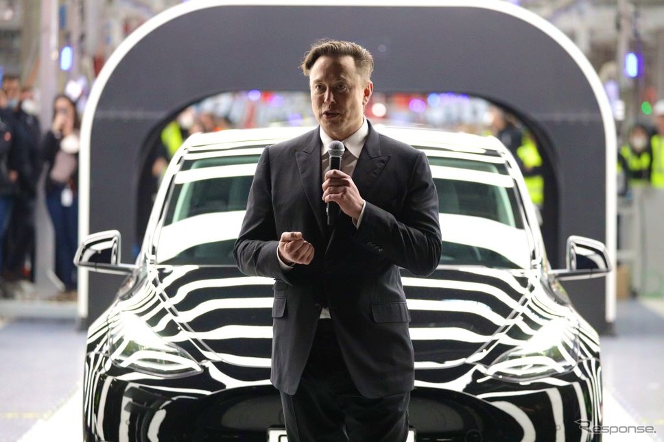 テスラのベルリン工場開所式で挨拶するマスクCEO（3月22日）《Photo by Christian Marquardt - Pool/Getty Images News/ゲッティイメージズ》