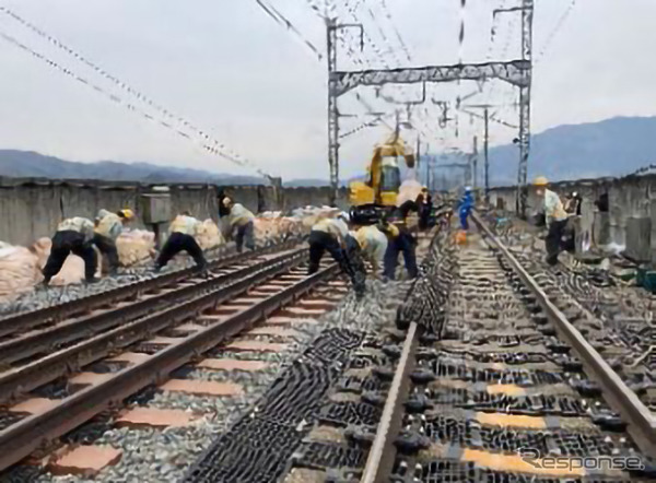 軌道変位の修復作業。《写真提供 東日本旅客鉄道》