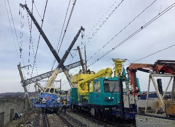 電柱の復旧作業。《写真提供 東日本旅客鉄道》