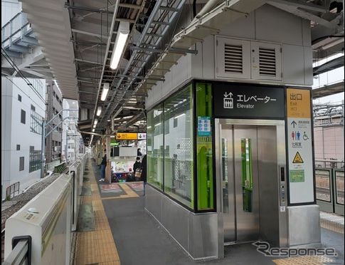 JR東日本が示した今後のバリアフリー整備費用約4200億円のうち、エレベーターやスロープ、トイレの整備には100億円程度が見込まれている。2022〜2035年度にはエレベーターが43駅分、スロープが4駅分整備されるが、このうちエレベーター12駅分、スロープ3駅分を運賃転嫁分で賄う。《写真提供 東日本旅客鉄道》