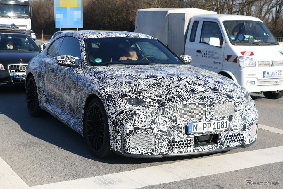 「Mパフォーマンスパッケージ」装着車と思われるBMW M2クーペ 新型プロトタイプ(スクープ写真)《APOLLO NEWS SERVICE》