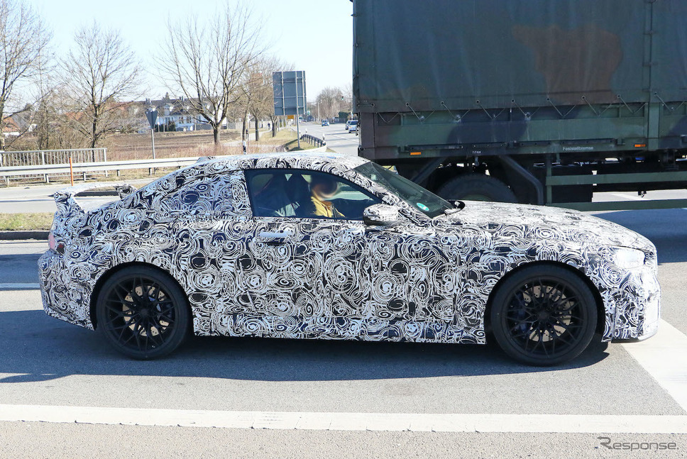 「Mパフォーマンスパッケージ」装着車と思われるBMW M2クーペ 新型プロトタイプ(スクープ写真)《APOLLO NEWS SERVICE》