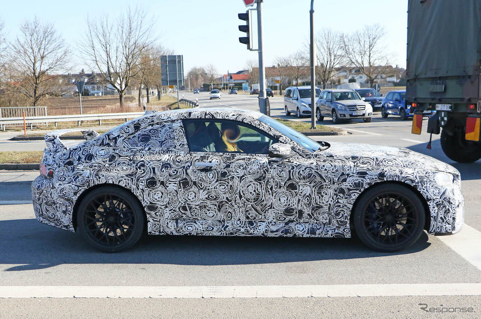 「Mパフォーマンスパッケージ」装着車と思われるBMW M2クーペ 新型プロトタイプ(スクープ写真)《APOLLO NEWS SERVICE》
