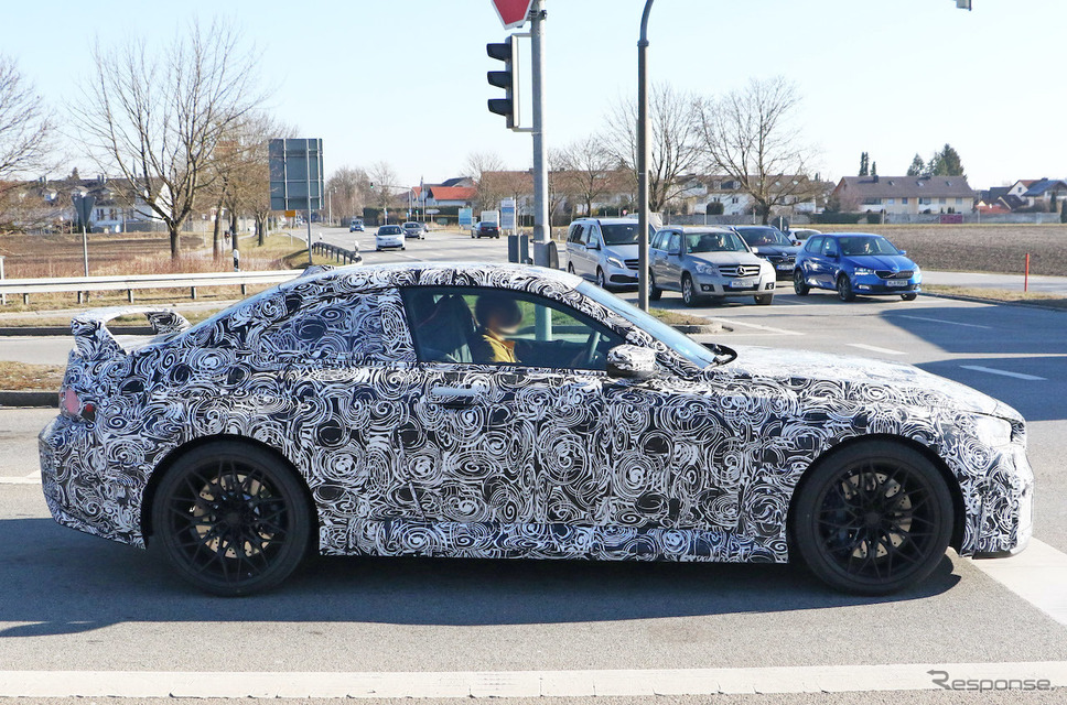 「Mパフォーマンスパッケージ」装着車と思われるBMW M2クーペ 新型プロトタイプ(スクープ写真)《APOLLO NEWS SERVICE》