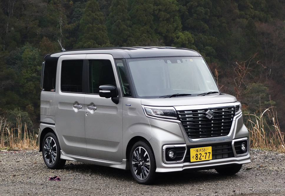 スズキ スペーシアカスタム HYBRID XSターボのフロントビュー。ノーマル系がポップな雰囲気であるのに対し、カスタムは大型メッキグリルや細目のヘッドランプなど守旧的なミニバンデザイン。《写真撮影 井元康一郎》