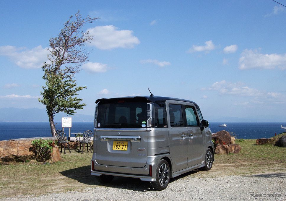 スズキ スペーシアカスタム HYBRID XSターボのリアビュー。鹿児島・錦江湾をバックに。《写真撮影 井元康一郎》