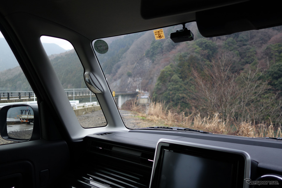 Aピラーはこのクラス標準の2本式。《写真撮影 井元康一郎》