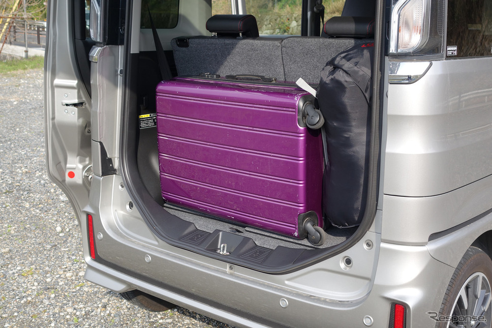 後席を少し前にスライドさせると分厚い海外旅行用トランクを荷室に積むことができ、そこからバックドアに押し付けるように後席を下げると安定させられる。便利だ。《写真撮影 井元康一郎》