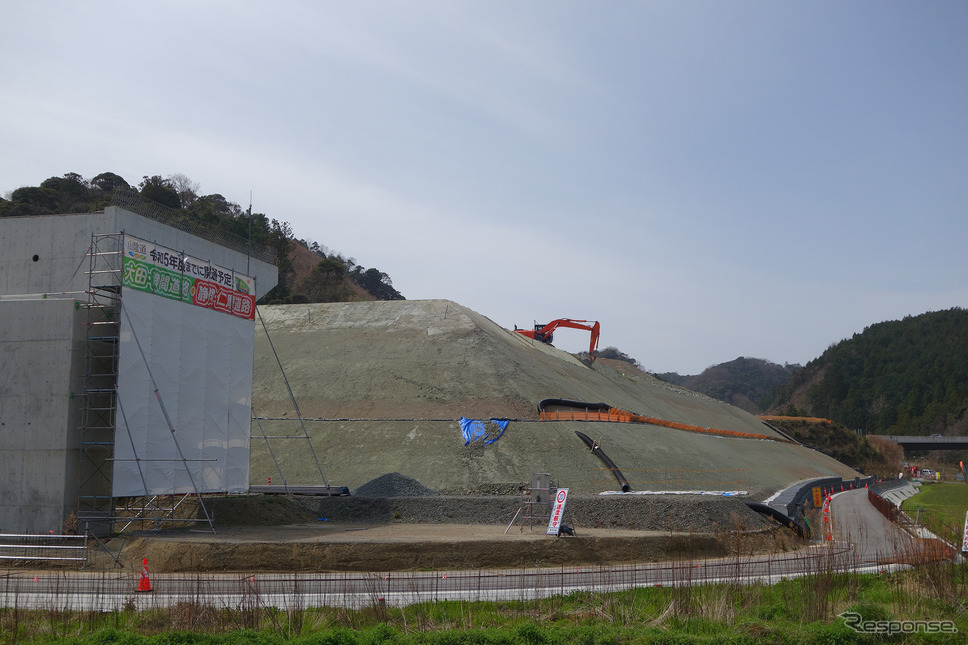 山陰道は全通しておらず、現在延伸工事が行われている。高規格幹線道路ができると一般国道の交通量が激減するので旅人には嬉しい。《写真撮影 井元康一郎》