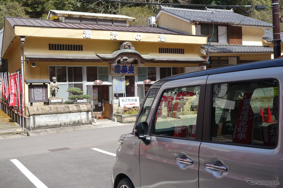 石見銀山の銀の積み出し港であった温泉津温泉の薬師湯で一休み。超高濃度な温泉だが激熱なので要注意である。《写真撮影 井元康一郎》