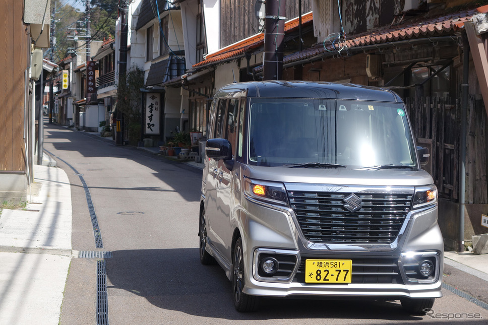 軽自動車は狭い街路も楽々。自動車工学が進化した今、少人数旅行にはうってつけのギアだ。《写真撮影 井元康一郎》
