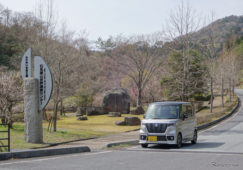 石見銀山世界遺産センター入り口にて記念撮影。《写真撮影 井元康一郎》