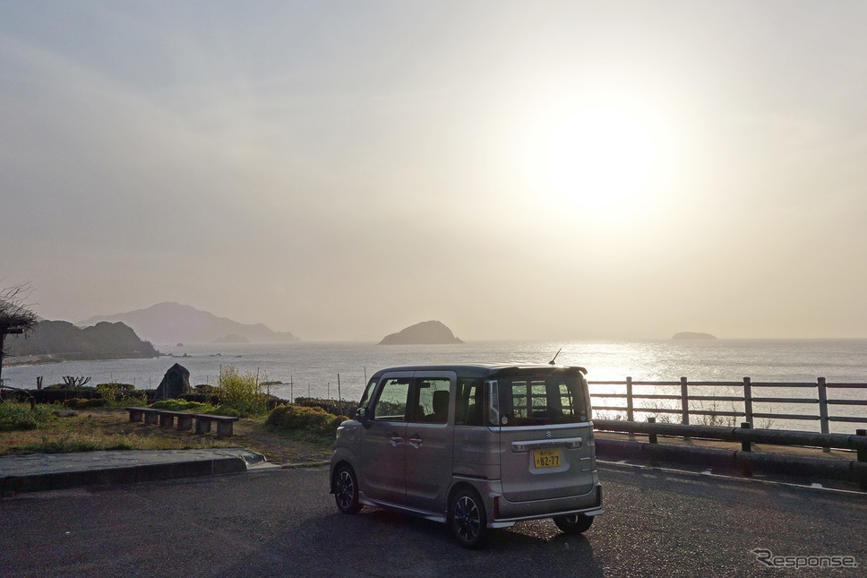 西日がかかる日本海。山陰は至る所が夕日の絶景スポットだ。《写真撮影 井元康一郎》