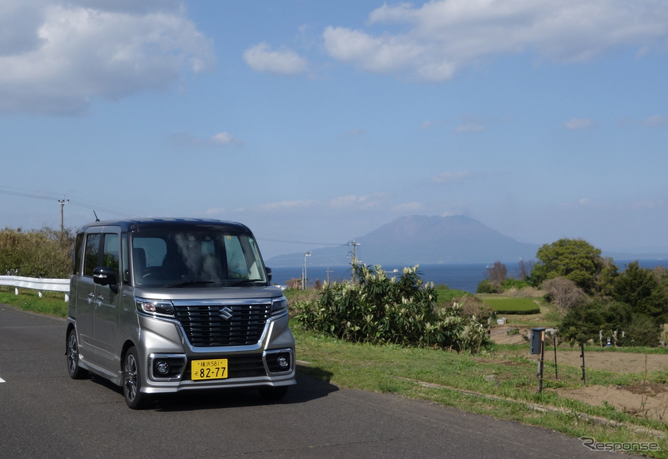 薩摩半島南部の喜入にて、桜島をバックに記念撮影。《写真撮影 井元康一郎》
