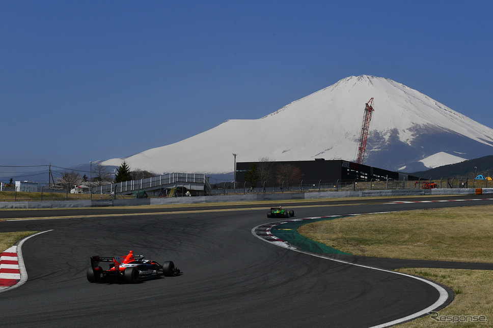 富士山をバックに走行するスーパーフォーミュラマシン《(c) JRP》