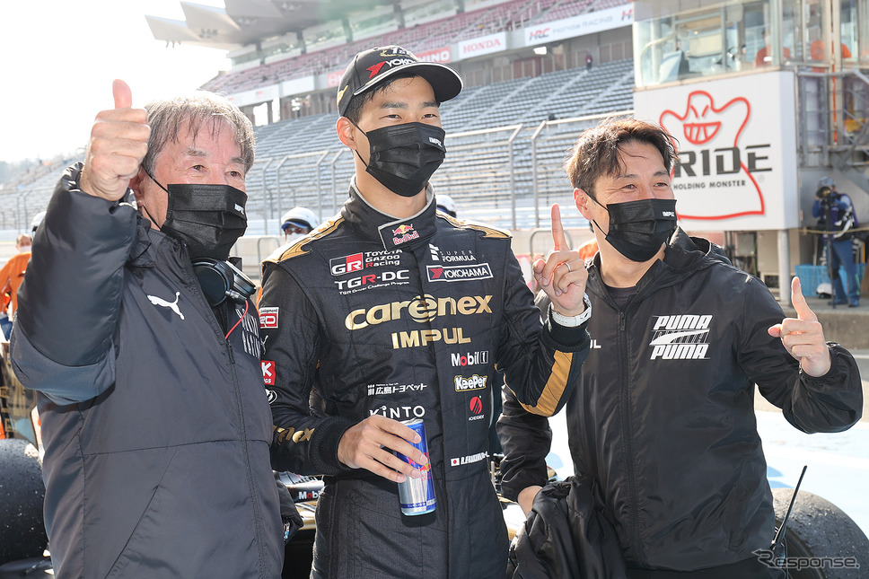 優勝した平川亮(中央)とチームインパル監督の星野一義(左)、チームインパル代表の星野一樹(右)《(c) JRP》