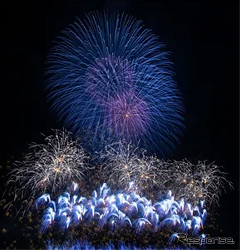 トーヨータイヤのブランドカラーである青色をイメージした花火《写真提供 TOYO TIRE》