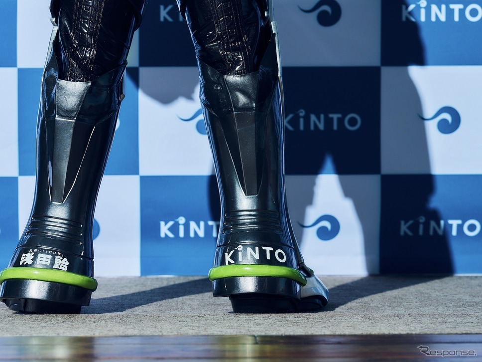 ワイルドタイガーのヒーロースーツの右踵にKINTOのロゴ《写真提供 KINTO》