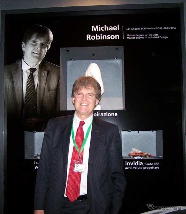 マイケル・ロビンソン。2011年トリノ自動車博物館「自動車デザイナー殿堂」前で。《Michael Robinson Archive》