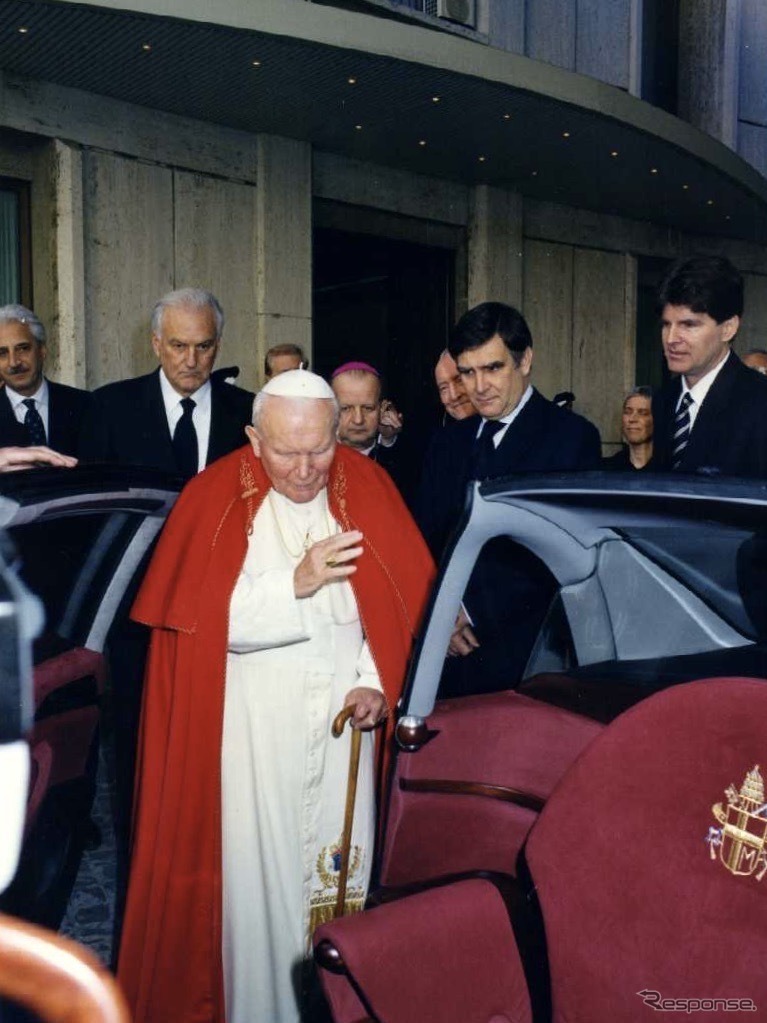 ランチア・テージス・ジュビレオ教皇専用車（1999年）とローマ教皇ヨハネ・パオロII世。右端がロビンソン。《Michael Robinson Archive》