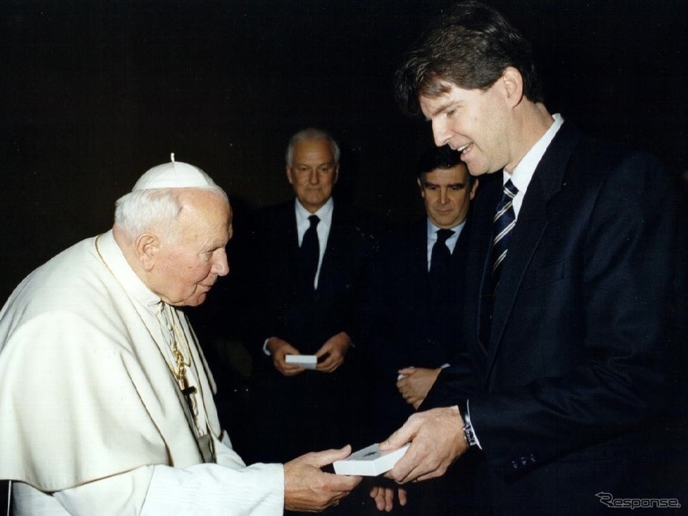 ローマ教皇ヨハネ・パオロII世とロビンソン（1999年）《Michael Robinson Archive》