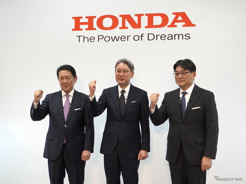 左から青山真二執行役専務、三部敏宏社長、武内弘平副社長《写真撮影 山田清志》