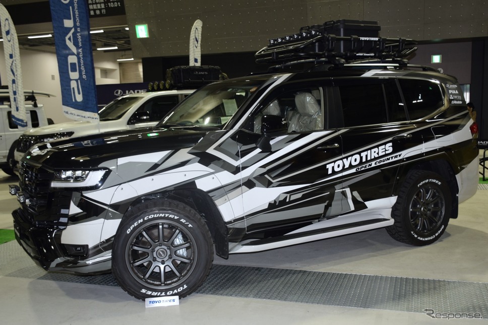 トーヨータイヤのカラーリングを施したランドクルーザー300《写真撮影 家本浩太》