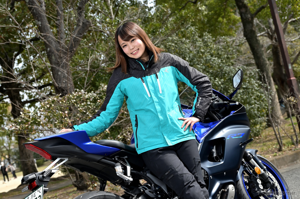 小鳥遊レイラさんとヤマハ YZF-R7《写真撮影 雪岡直樹》