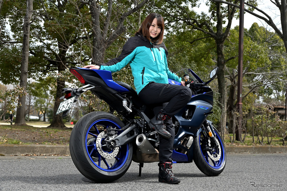 小鳥遊レイラさんとヤマハ YZF-R7《写真撮影 雪岡直樹》