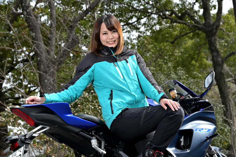 小鳥遊レイラさんとヤマハ YZF-R7《写真撮影 雪岡直樹》