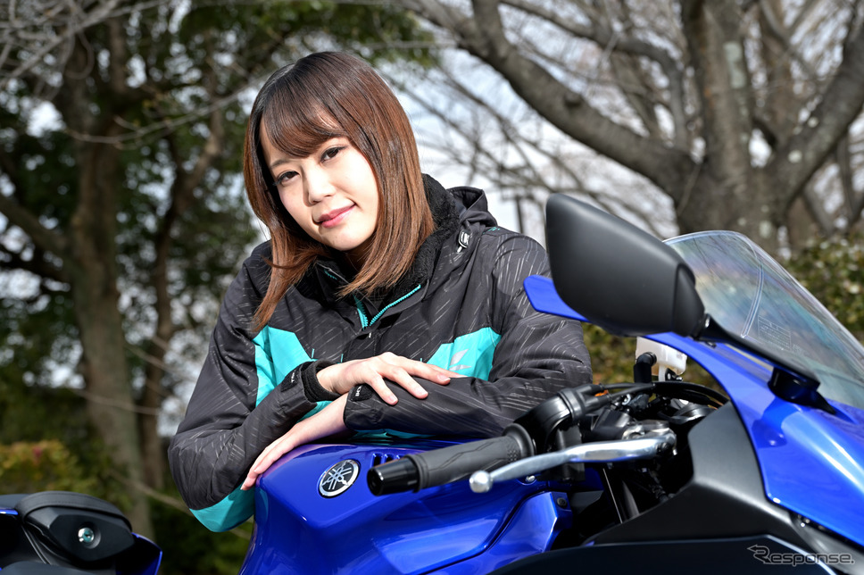 小鳥遊レイラさんとヤマハ YZF-R7《写真撮影 雪岡直樹》