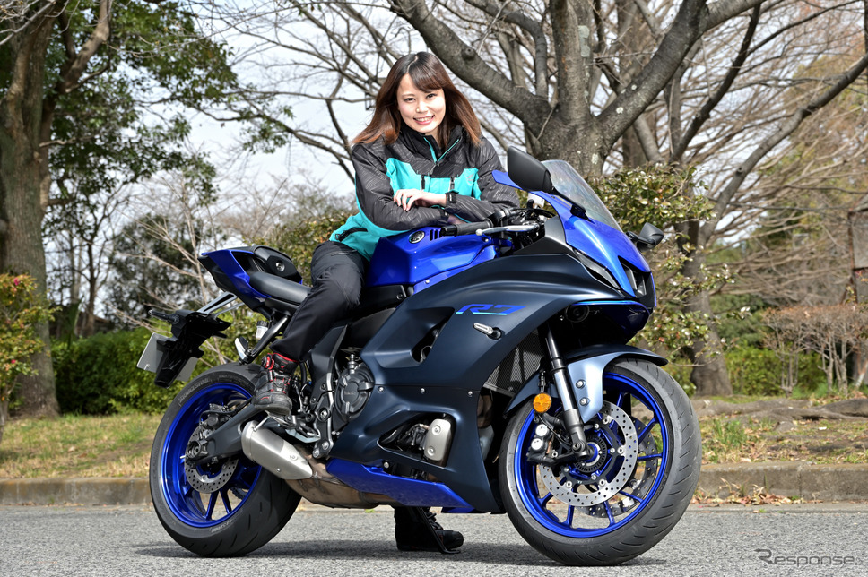 小鳥遊レイラさんとヤマハ YZF-R7《写真撮影 雪岡直樹》