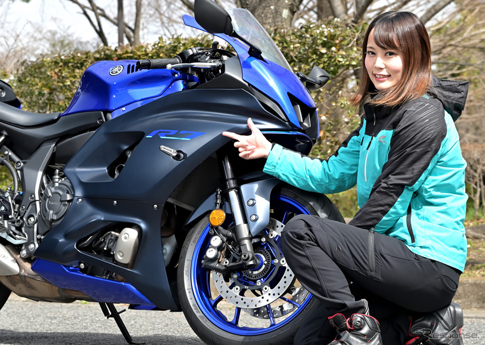小鳥遊レイラさんとヤマハ YZF-R7《写真撮影 雪岡直樹》