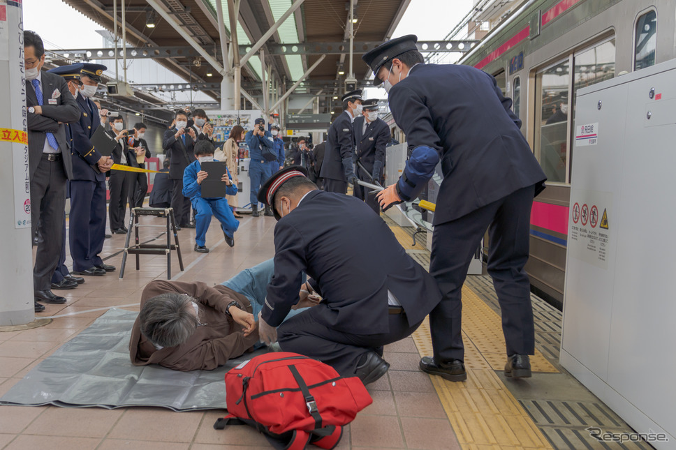 警察官が犯人と対峙している間に負傷者を駅構内へ誘導し、救護活動を行う。《写真撮影 関口敬文》