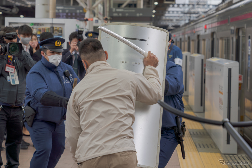 警察官は防護シールドで対応。《写真撮影 関口敬文》