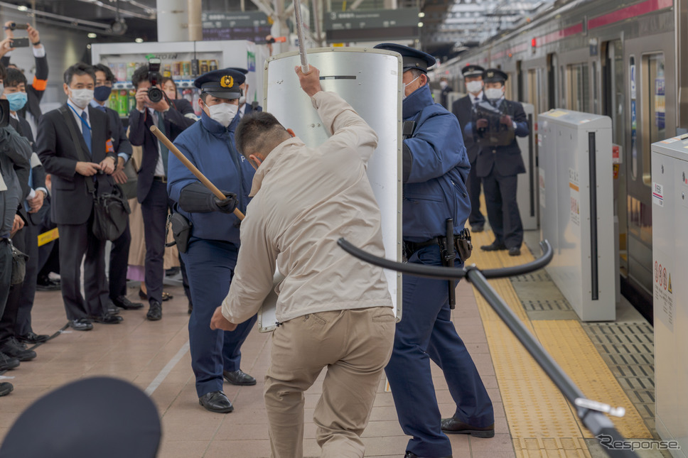 ナイフで襲いかかってきたところを防護シールドでガード。《写真撮影 関口敬文》