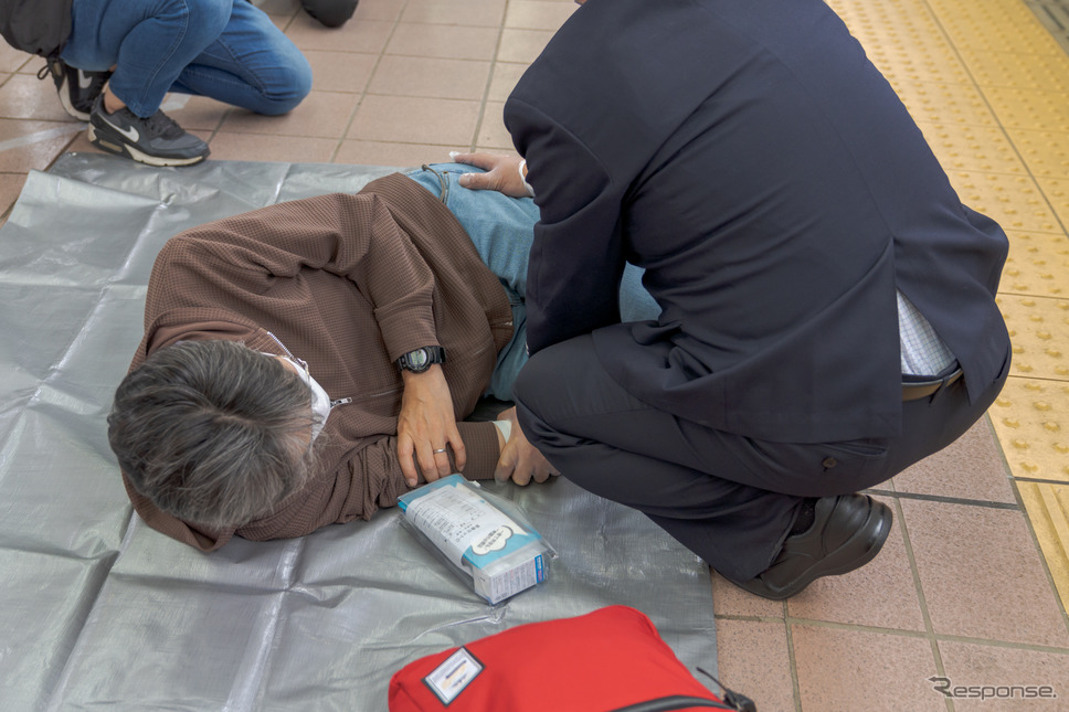 駅係員は負傷者に対し包帯などで応急処置を施す。《写真撮影 関口敬文》