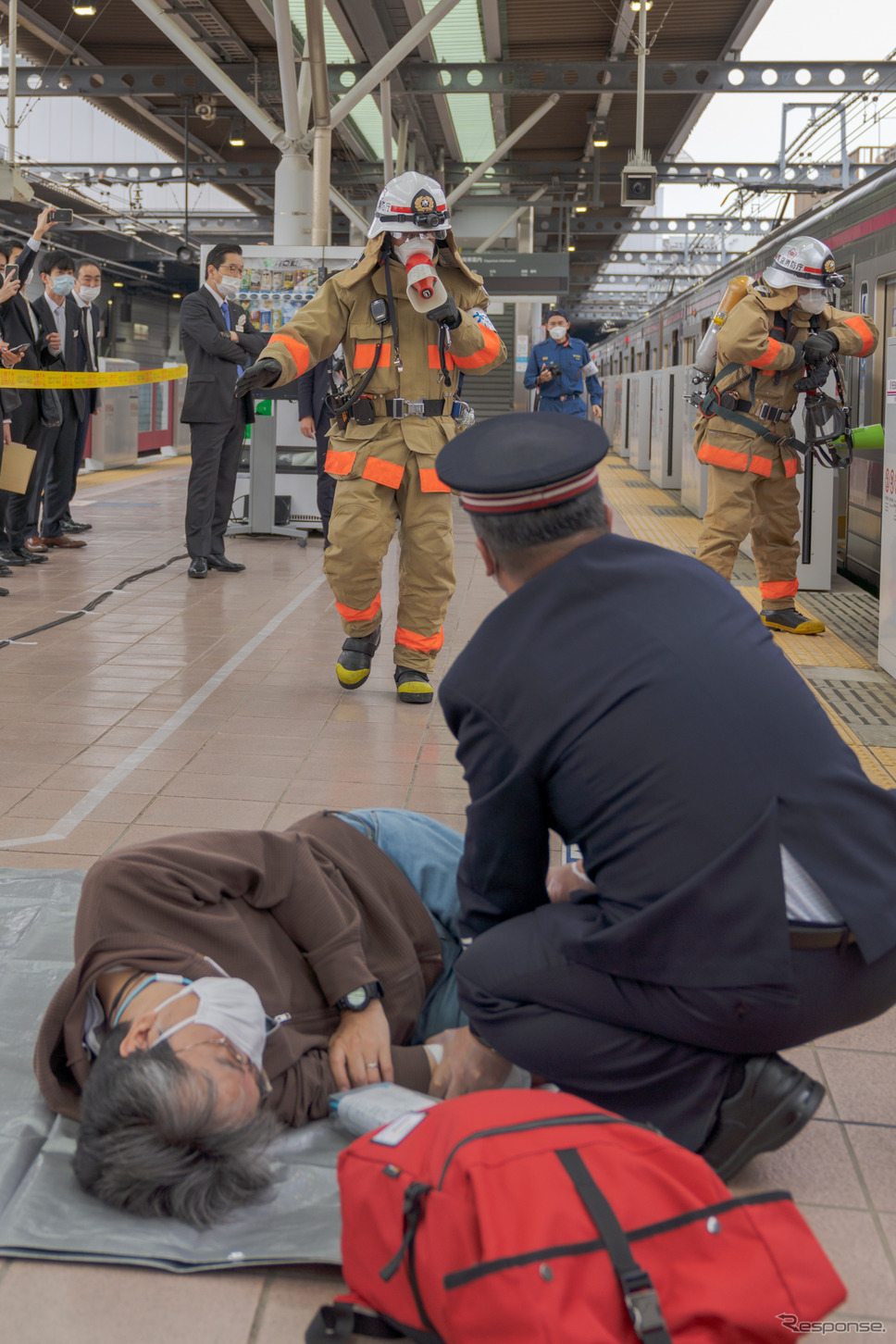 消防隊と救急隊が到着し、駅係員は事件現場や負傷者について知らせる。《写真撮影 関口敬文》