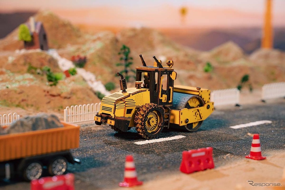はたらく車3Dウッドパズル ロードローラー《写真提供 プラザクリエイト》