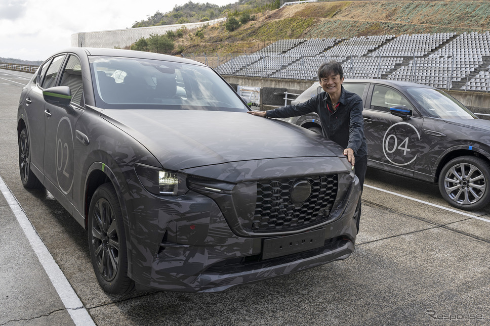 岡本幸一郎氏とマツダ CX-60(欧州仕様プロトタイプ)《写真提供 マツダ》