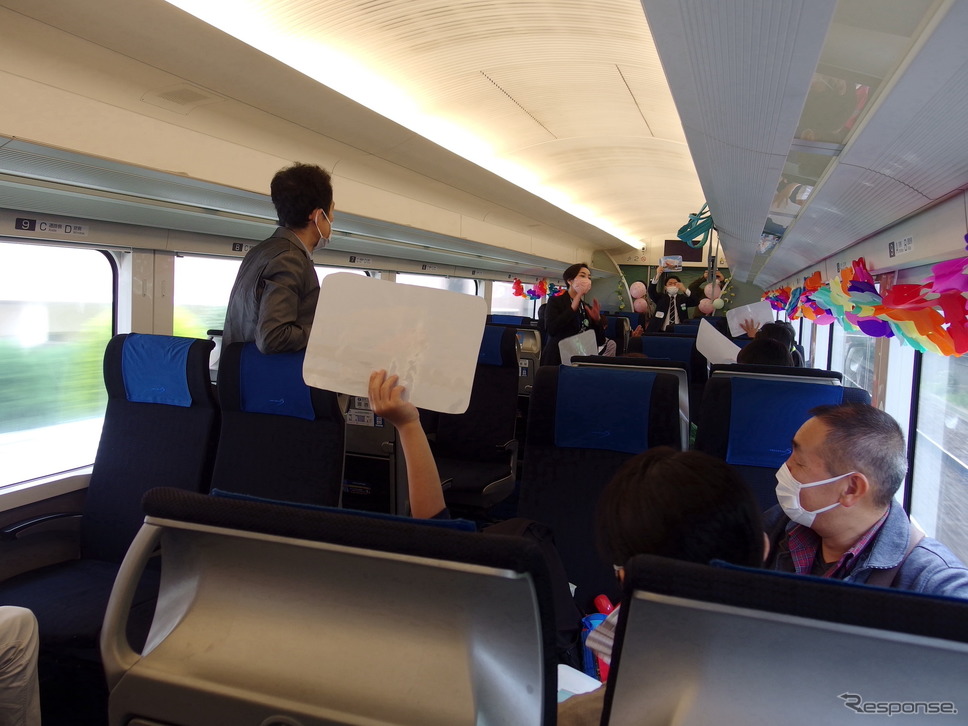 車内で絵合わせゲーム大会《写真撮影 高木啓》